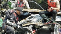 Badan kendaraan bercat hitam yang rusak berat itu satu persatu dipotong menggunakan gunting baja.