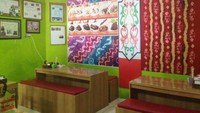 Di Jl. Pangeran Antasari, Cilandak ada rumah makan Soto Banjar Nyaman Ibu H. Amir yang sudah berdiri sekitar 15 tahun. Tempatnya sederhana dengan cat hijau terang. Dindingnya dihiasi bingkai berisi foto dan kesan pengunjung hingga dekorasi kain motif Kalimantan.