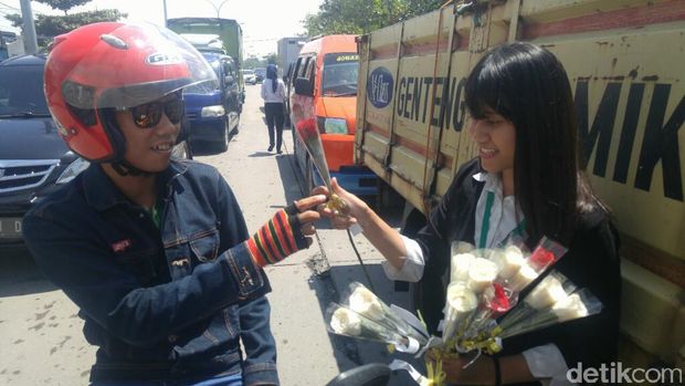 Bujuk Pemotor Tak Terobos Pintu KA di Semarang, Petugas KAI Bagikan Bunga