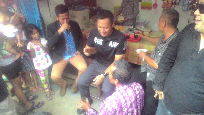 Saat Agus Yudhoyono Ngopi Sambil Dengar Keluhan Warga di Kebagusan Saat Agus Yudhoyono Ngopi Sambil Dengar Keluhan Warga di Kebagusan