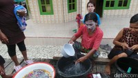 Foto: Ini dia pintu utama ke perkampungan Bajo Mantigola. Karena tempatnya yang berada di laut, jadi traveler harus naik perahu (Bonauli/detikTravel)