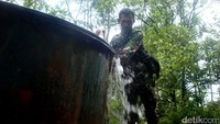Serda Daryo mengecek penampungan air bersih.