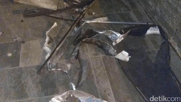 Puing-puing sisa kebakaran Apartemen Neo Soho, Jakarta Barat, Kamis (10/11/2016)