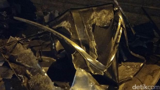 Puing-puing sisa kebakaran Apartemen Neo Soho, Jakarta Barat, Kamis (10/11/2016)