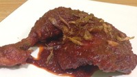 Masak Habang Ayam terasa sangat empuk karena melalui proses ungkep dan masak yang lama. Bumbu habangnya terasa pedas manis dengan cecapan asam Jawa.
