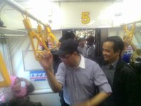 Kala Menhub Budi Blusukan di KRL: Pakai Topi hingga Diajak Selfie