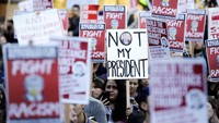 Para demonstran turun ke jalanan, mulai dari Washington, New York, Chicago, Philadelphia, Boston, Austin di Texas, hingga California. REUTERS/Jason Redmond.