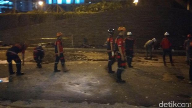  Petugas membersihkan puing-puing sisa kebakaran Apartemen Neo Soho, Jakarta Barat, Kamis (10/11/2016)