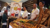 President Director PT Bungasari Flour Mills Indonesia Grant Lutz dan  Vice President Director PT Bungasari Flour Mills Takuya Mori Indonesia melihat hasil produk dari olahan tepung Bungasari.