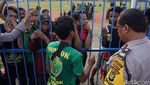 Ratusan Bonek di Stadion Tugu Dikawal Polisi