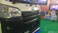 Mobil itu adalah Daihatsu Ayla dan Hi-Max. Foto: Dina Rayanti