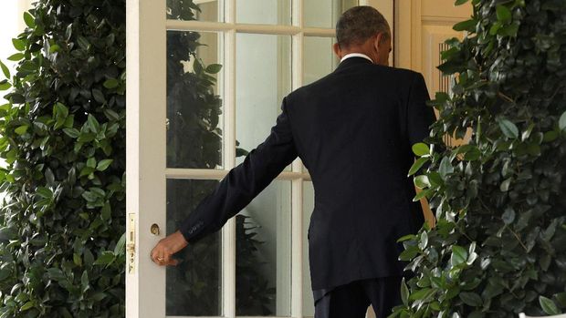 Obama saat akan masuk ke Ruang Oval Gedung Putih