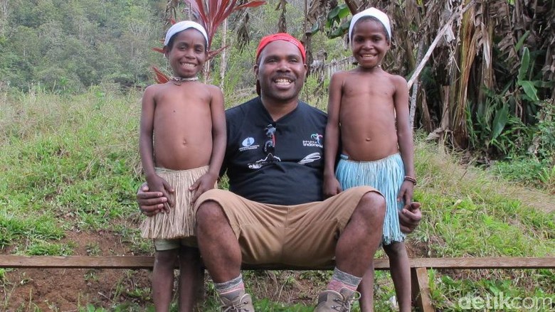 Maximus, putra Papua dari Suku Moni Maximus, putra Papua dari Suku Moni