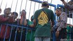 Ratusan Bonek di Stadion Tugu Dikawal Polisi