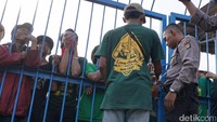 Ratusan Suporter Persebaya Surabaya, Bonek yang berencana akan berunjuk rasa di acara Kongres Luar Biasa (KLB) PSSI tiba di Stadion Tugu, Koja Jakarta Utara, Kamis (10/11/2016).