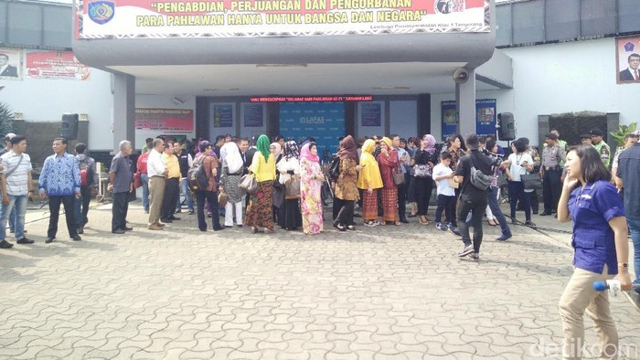 Kerabat dan Masyarakat Anti Korupsi Datangi LP Sambut Bebasnya Antasari Azhar