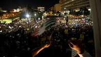 Aksi protes lainnya terjadi di depan City Hall, Los Angeles pada Rabu (9/11) sore waktu setempat. REUTERS/Mario Anzuoni.