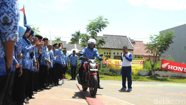 Peringati Hari Pahlawan, Guru-guru Diajari Aman Naik Motor