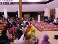  Bupati Banyuwangi, Jawa Timur, Abdullah Azwar Anas bertemu paguyuban pedagang pasar di Pendopo Blambangan, Rabu (9/11/2016)