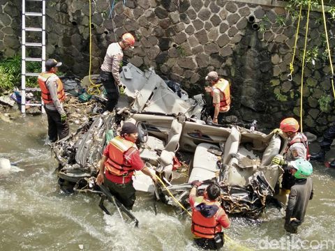 3 Jam Avanza Korban Banjir Pagarsih Berhasil Dievakuasi, Begini Penampakannya 