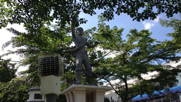 Patung di Jl Kombes M Duriyat
