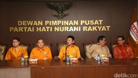 Plt Ketua Umum Partai Hanura Chairuddin Ismail bersama Sekjen Hanura Berliana Kartakusuma saat menggelar jumpa pers di Kantor DPP Partai Hanura di Jakarta, Kamis (10/11/2016).