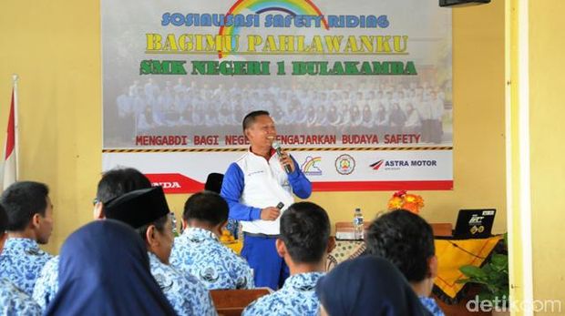 Peringati Hari Pahlawan, Guru-guru Diajari Aman Naik Motor