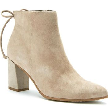 <i>Editor's Choice</i>: <i>Sneakers</i> Hingga <i>Flats Waterproof</i> untuk Dikenakan Saat Hujan