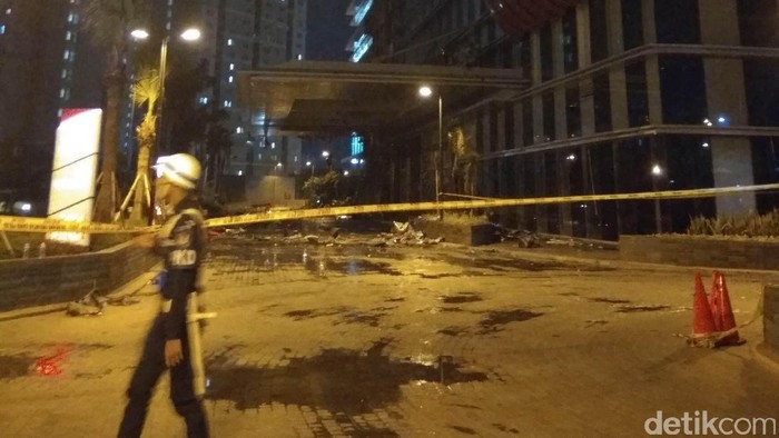 Api Padam, Petugas Bersihkan Puing Material Sisa Kebakaran Neo Soho