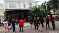 Awak media memadati rumah Antasari di Les Belles Mansions, Serpong, Kota Tangerang.