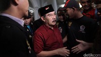 Antasari disambut kerabat dan kolega saat tiba di rumahnya.