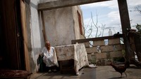 Kasus Jean, nenek berusia 92 tahun tengah duduk di sudut rumahnya. Korban tewas akibat Topan Matthew mencapai 1000 orang. Salah satu dampak terburuknya adalah wabah kolera yang menjangkit warga. REUTERS/Carlos Garcia Rawlins.