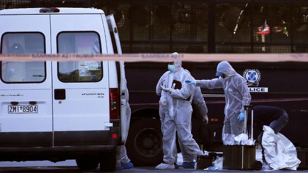 Petugas forensik dari kepolisian memeriksa lokasi ledakan