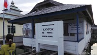 Foto: Perahu yang digunakan seperti kano panjang. Traveler harus duduk secara perlahan, karena perahu yang digunakan cukup kecil dan mudah goyang (Bonauli/detikTravel)