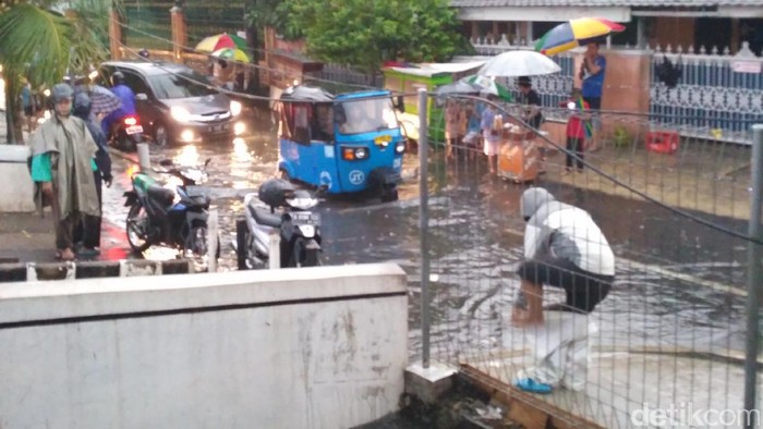 Ada Genangan Air di Depan Pintu Stasiun Tebet, Lalin Tersendat