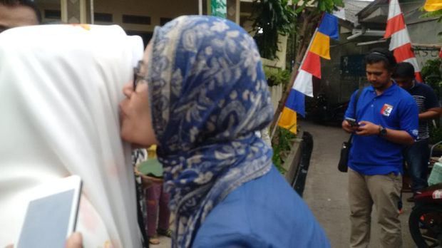 Sempat Debat, Sylviana Lalu Cipika-cipiki dengan Panwascam
