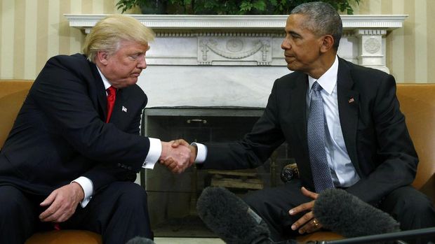 Donald Trump dan Barack Obama berjabat tangan di Gedung Putih