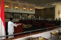 Ubah Gaya Protokoler, Bupati Dedi Ajak Anggota Dewan Gunakan Sarung dan Peci