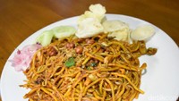 Tak lengkap rasanya jika ke rumah makan Aceh tak mencicip mie gorengnya. Dengan bumbu kari yang gurih pedas mie Aceh spesial ini diisi dengan daging sapi serta aneka seafood. Sedap dan bikin kenyang!