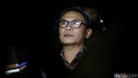 Meski hujan deras mengguyur Jakarta, Johan Budi tetap menyempatkan hadir ke gedung komisi anti rasuah ini.