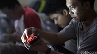 Seorang peserta mempersiapkan mobilnya.
