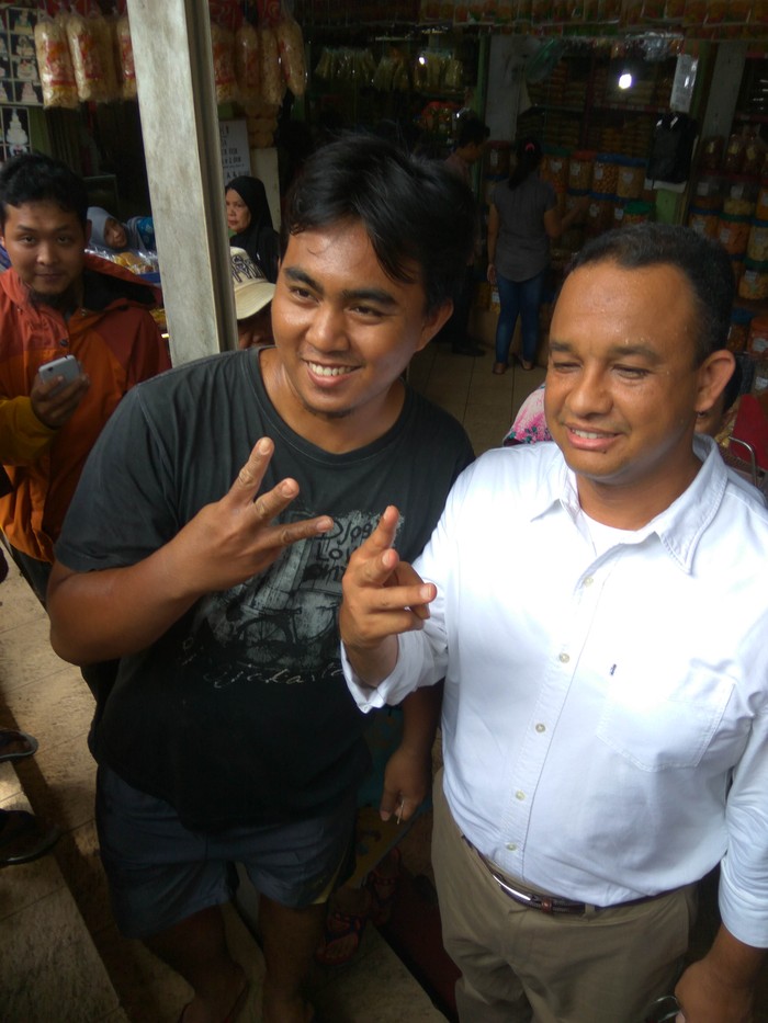 Sambil Beli Jamu, Anies Tampung Curhat Soal Parkir dan Air di Johar Baru