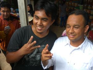 Sambil Beli Jamu, Anies Tampung Curhat Soal Parkir dan Air di Johar Baru