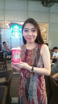 Desain Kreasi Flo Terpilih Jadi Salah Satu Desain Red Cup Starbucks Internasional