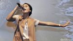Penampilan Chic Maudy Ayunda