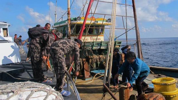 Penangkapan 8 Kapal Pencuri Ikan Berbendera Vietnam di Natuna