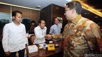 Fadli Zon saat menyalami Ketua HMI, Mulyadi dan Sekjen HMI, Amy Jaya.