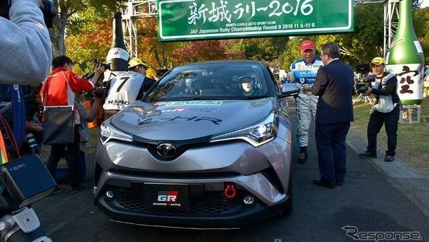 Bos Toyota Akio Toyoda mencoba mobil C-HR