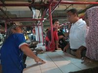 Sambil Beli Jamu, Anies Tampung Curhat Soal Parkir dan Air di Johar Baru