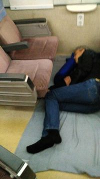 Foto Ganjar Pranowo Tidur di Lantai Gerbong Kereta Ini Viral di Medsos